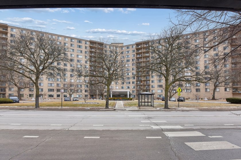 Bright and spacious 1-bedroom, 1-bath condo with fantastic views - Beach Condo for sale in Chicago, Illinois on Beachhouse.com