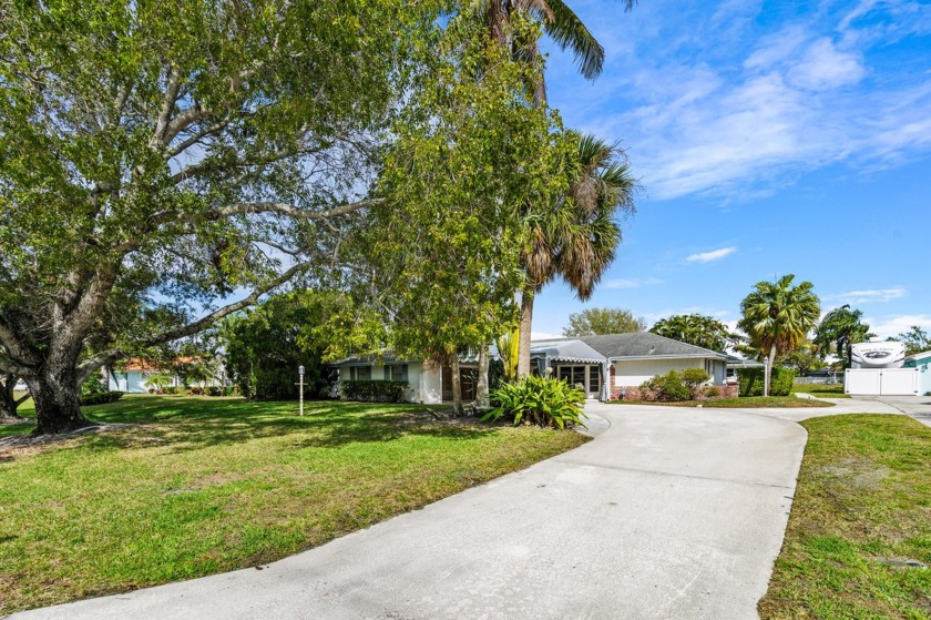Seize this unique investment opportunity or family compound with - Beach Townhome/Townhouse for sale in Palm Beach Gardens, Florida on Beachhouse.com