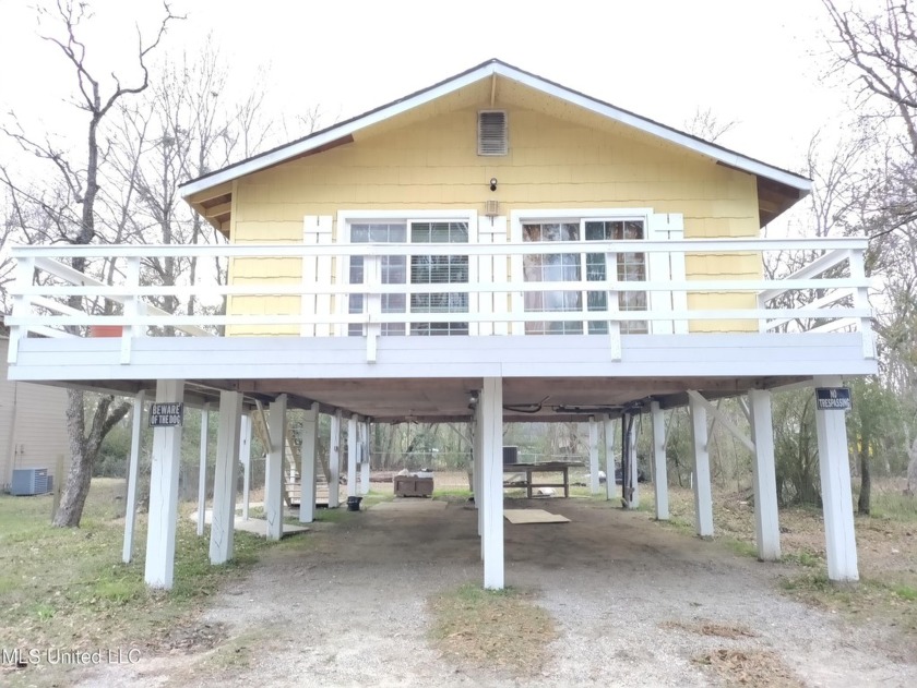 Beautifully renovated cottage home boasts brand new luxury vinyl - Beach Home for sale in Gulfport, Mississippi on Beachhouse.com