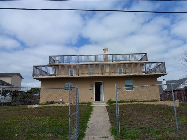 Conveniently situated just minutes from Laguna Madre, and the - Beach Home for sale in Corpus Christi, Texas on Beachhouse.com