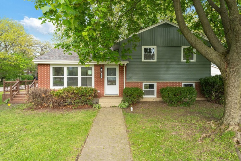 This stunning 4-bedroom, 2-bathroom home has been completely - Beach Home for sale in Winthrop Harbor, Illinois on Beachhouse.com
