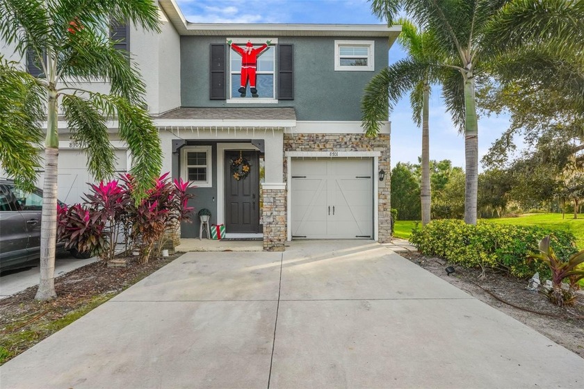 Beautiful end-unit townhome featuring 3 bedrooms and 2.5 baths - Beach Townhome/Townhouse for sale in Sarasota, Florida on Beachhouse.com
