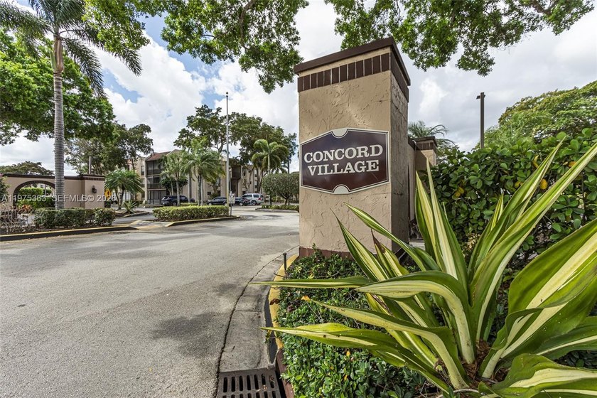 Welcome to your new home in this move-in-ready 55+ 2/2 condo! It - Beach Condo for sale in Tamarac, Florida on Beachhouse.com