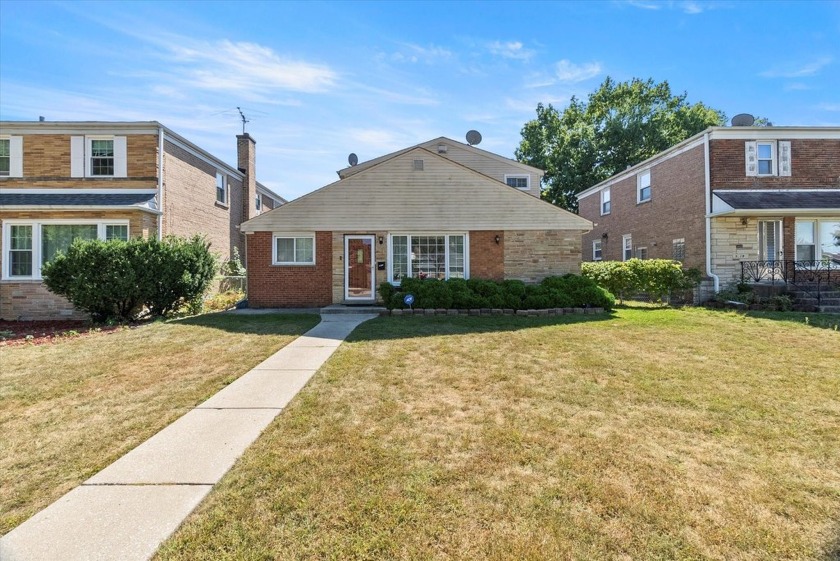 Spacious 4-Bedroom, 4-Bathroom Home with 2 Master Suites and - Beach Home for sale in Skokie, Illinois on Beachhouse.com