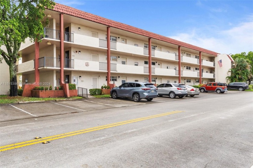 Welcome to this beautifully updated 1 bed/1.5 bath corner unit - Beach Condo for sale in Pembroke Pines, Florida on Beachhouse.com