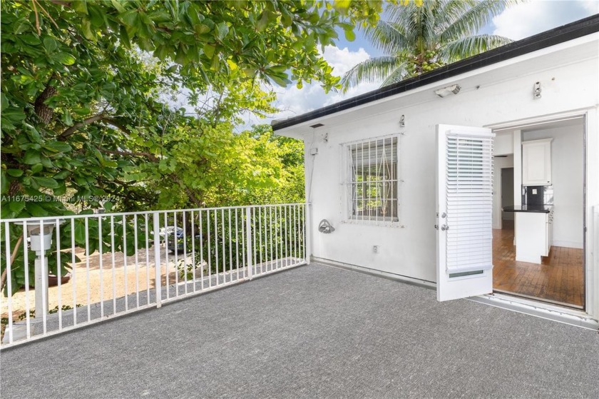 Bright and charming top floor corner unit in the charming Santa - Beach Condo for sale in Miami Beach, Florida on Beachhouse.com