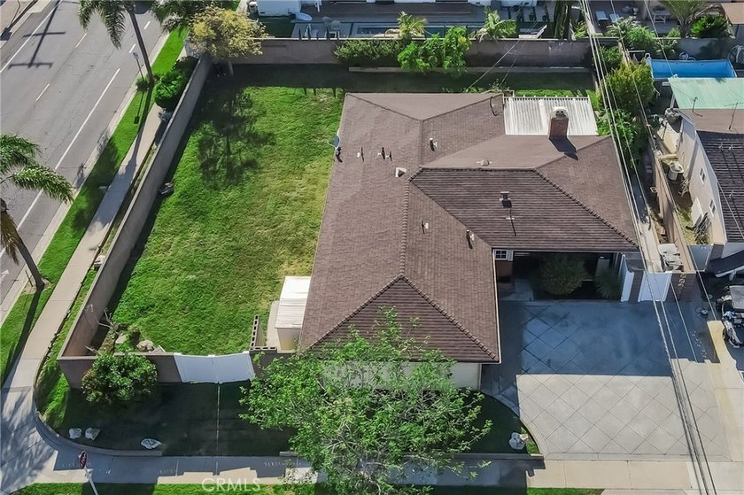 This home at 601 Southshore in Seal Beach offers huge potential - Beach Home for sale in Seal Beach, California on Beachhouse.com