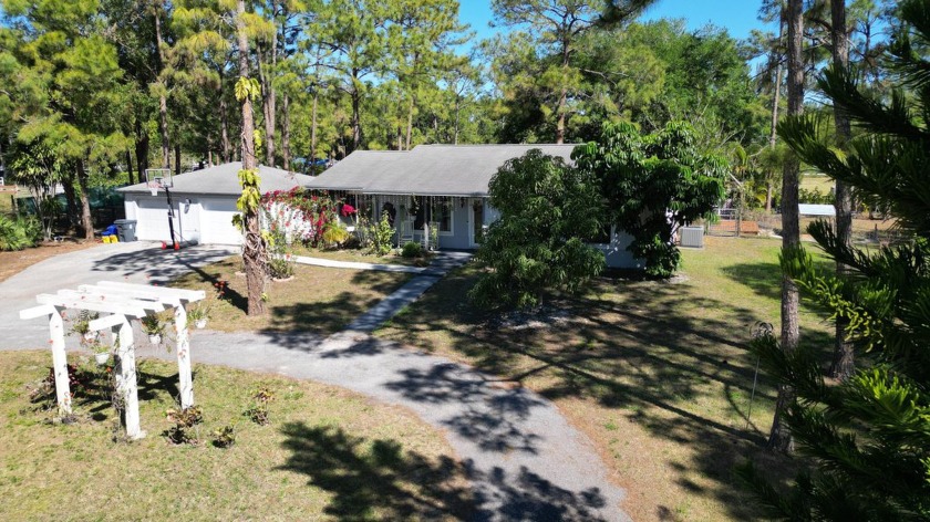 Escape to your private oasis on 1.32 acres at the end of a - Beach Home for sale in West Palm Beach, Florida on Beachhouse.com