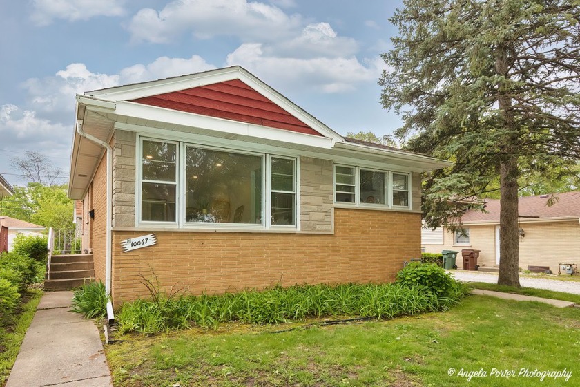Move-In Ready & Beautifully Updated in 2021!  Step into this - Beach Home for sale in Skokie, Illinois on Beachhouse.com