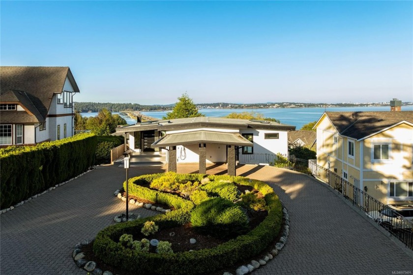 Welcome to 3507 Aloha Avenue. A stunning 4000 sq feet residence - Beach Home for sale in Colwood,  on Beachhouse.com