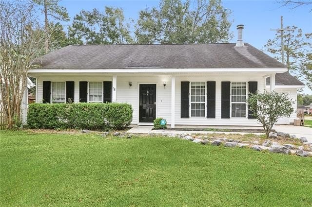 Welcome to this charming 3-bedroom, 2-bathroom corner-lot home - Beach Home for sale in Mandeville, Louisiana on Beachhouse.com