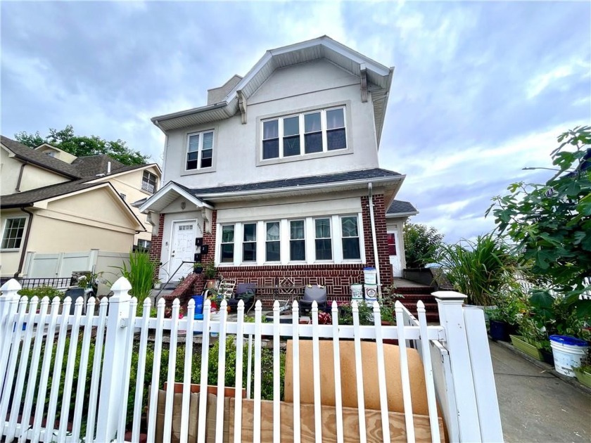 Detached legal 3-family CORNER HOUSE, IN PRIME GATED COMMUNITY - Beach Home for sale in Brooklyn, New York on Beachhouse.com