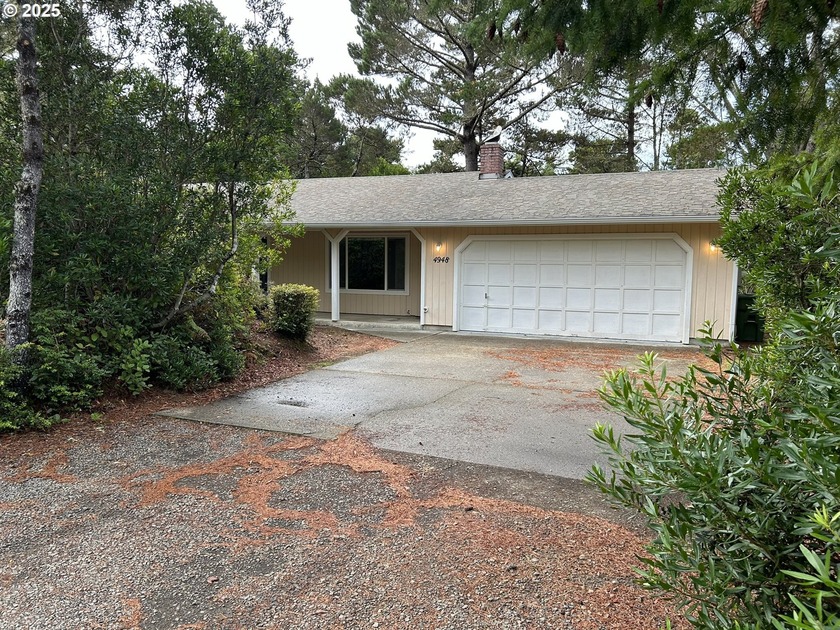 Well maintained home in the desirable Idylewood neighborhood - Beach Home for sale in Florence, Oregon on Beachhouse.com