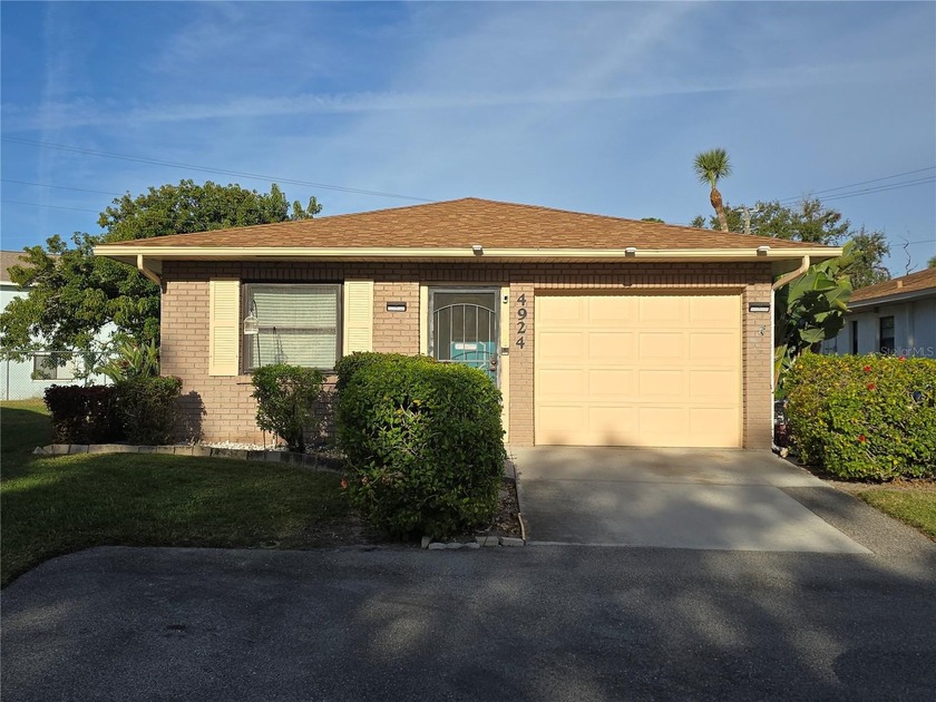 Welcome home to this neat and clean 2-bedroom, 2-bath - Beach Home for sale in Bradenton, Florida on Beachhouse.com