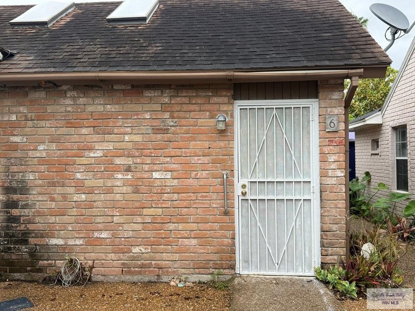 Lovely 1 bedroom, 1 bath condo located in VICC ! The living area - Beach Condo for sale in Brownsville, Texas on Beachhouse.com