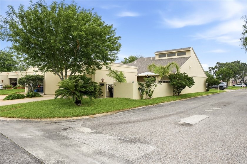 This Beautiful home comes fully furnished and decorated - MOVE - Beach Townhome/Townhouse for sale in Rockport, Texas on Beachhouse.com