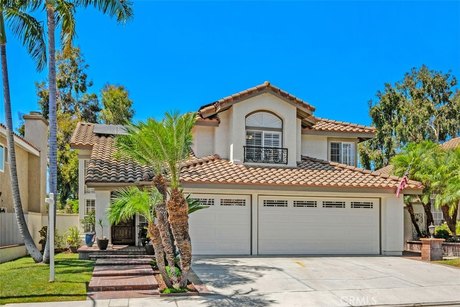 Experience Resort Living with stunning golf course views in this - Beach Home for sale in Rancho Santa Margarita, California on Beachhouse.com