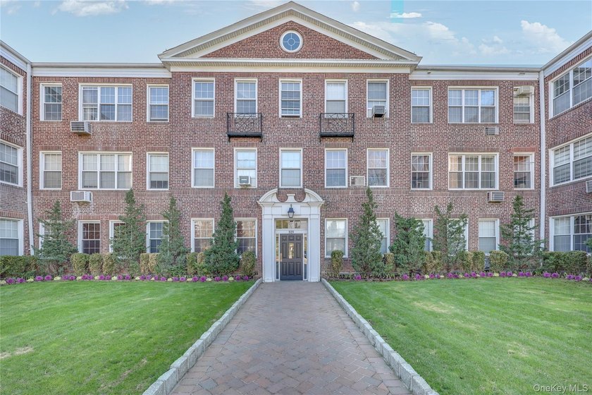 This beautifully maintained one-bedroom co-op, located on the - Beach Home for sale in Woodmere, New York on Beachhouse.com