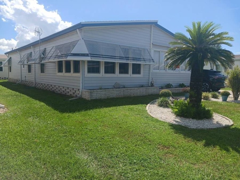 This lovely 1991 (26x51, 1,326 sq. ft.) Fleetwood Meri - Beach Home for sale in Palmetto, Florida on Beachhouse.com