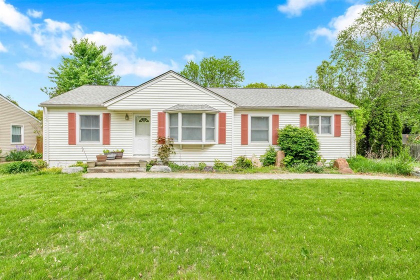 Welcome home to this charming 2 bed/1 bath ranch in Shelby Twp! - Beach Home for sale in Shelby, Michigan on Beachhouse.com