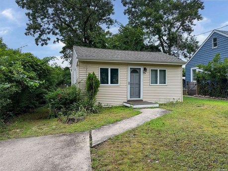 Make This Cozy Home Yours! Living Room, Eat-In Kitchen, Full - Beach Home for sale in Sound Beach, New York on Beachhouse.com