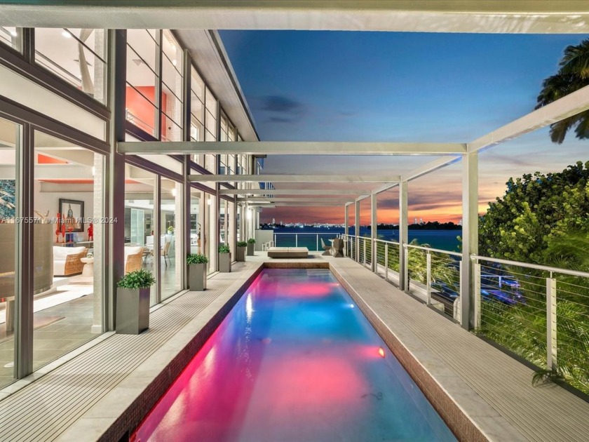 Introducing an exquisite modern glass masterpiece that - Beach Home for sale in Miami, Florida on Beachhouse.com