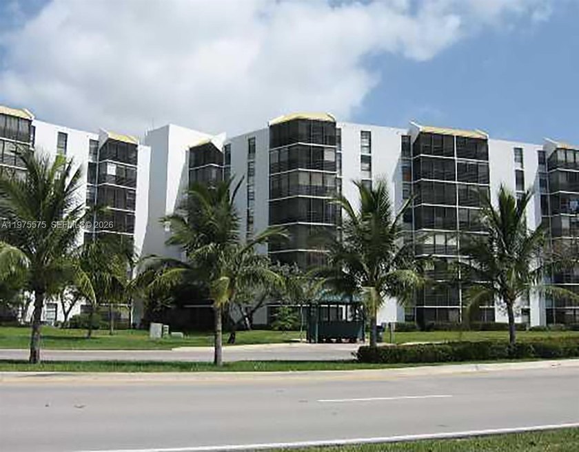 MLS55+ COMMUNITY - EXCEPTIONAL 2-BEDROOM RESIDENCE IN PRIME - Beach Condo for sale in Aventura, Florida on Beachhouse.com