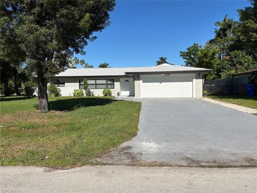 CORNER HOUSE!!! Beautiful and remodeled, with three bedrooms - Beach Home for sale in Fort Myers, Florida on Beachhouse.com