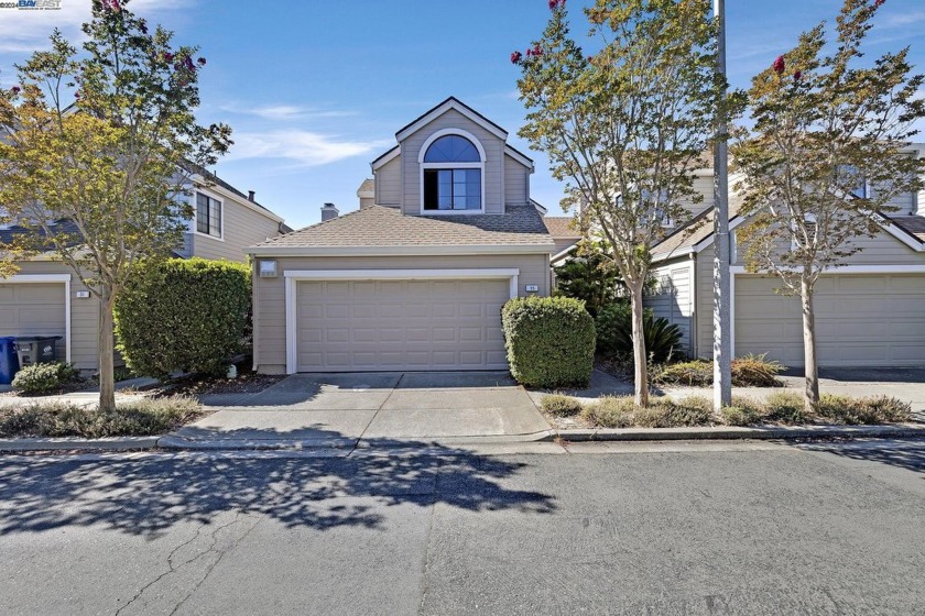 Welcome to this charming 2 bedrooms, 2.5 bathrooms home located - Beach Home for sale in Alameda, California on Beachhouse.com