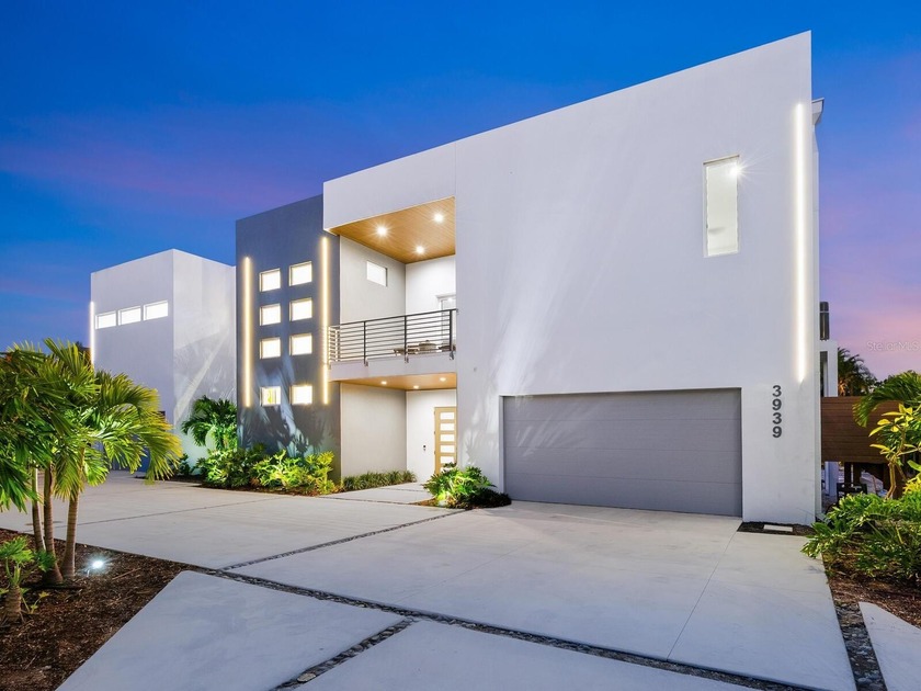 Set on the north end of Siesta Key, this striking modernist - Beach Home for sale in Sarasota, Florida on Beachhouse.com