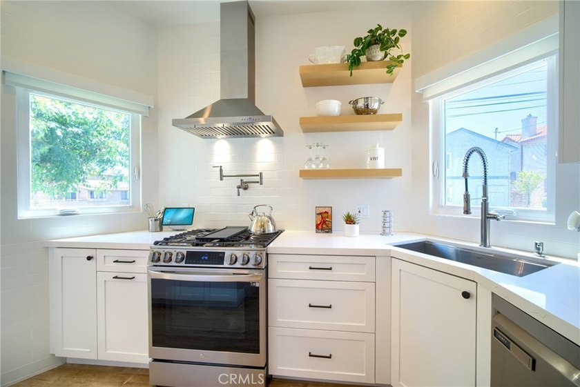 RARE DETACHED STUNNING 3 ON LOT TOWNHOME. EXTENSIVELY REMODELED - Beach Townhome/Townhouse for sale in Redondo Beach, California on Beachhouse.com