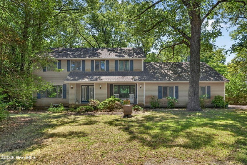 Nestled on an almost one-acre cul-de-sac lot in the sought-after - Beach Home for sale in Hampstead, North Carolina on Beachhouse.com
