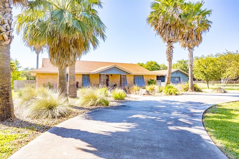 Tastefully updated home on 1 acre. This home features beautiful - Beach Home for sale in Aransas Pass, Texas on Beachhouse.com
