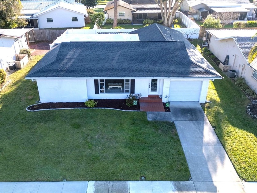 Welcome to this charming, SPACIOUS, 2-bedroom, 2 full bath home - Beach Home for sale in Palm Harbor, Florida on Beachhouse.com