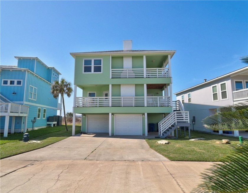This beautifully furnished, turnkey 4-bedroom, 3.5-bath retreat - Beach Home for sale in Port Aransas, Texas on Beachhouse.com