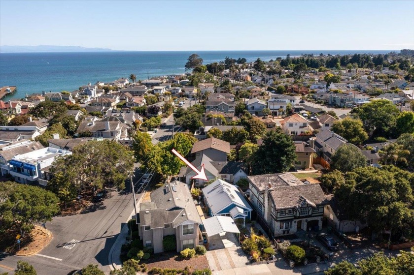 PERFECT BEACH HOME / FLEXIBLE FLOOR PLAN  Welcome to your dream - Beach Townhome/Townhouse for sale in Capitola, California on Beachhouse.com