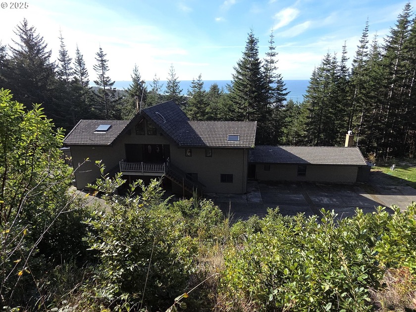 This gorgeous property is nestled in the woods with great ocean - Beach Home for sale in Gold Beach, Oregon on Beachhouse.com