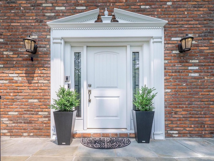 Graciously Appointed And Impeccably Maintained, This Stunning - Beach Home for sale in Roslyn Harbor, New York on Beachhouse.com