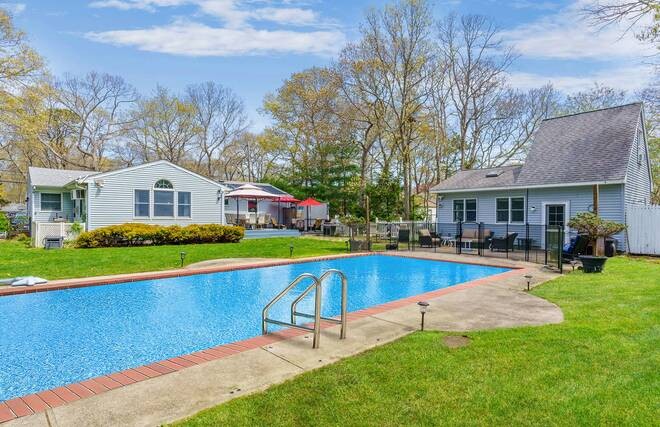 Beautifully-appointed clapboard 3 bedroom, 3 full bath ranch - Beach Home for sale in Hampton Bays, New York on Beachhouse.com