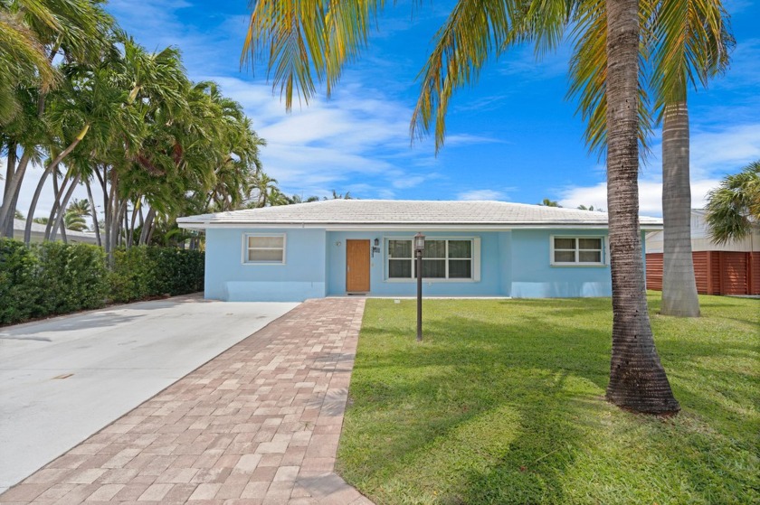 This 2BR 2BA (with converted garage for potential work space or - Beach Home for sale in Palm Beach Shores, Florida on Beachhouse.com