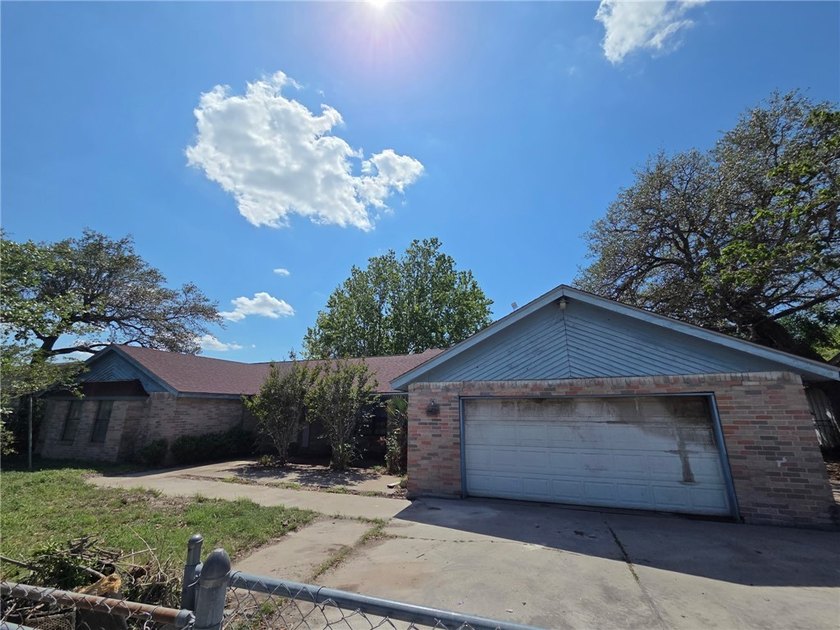 Spacious 5-Bed/3-Bath Handyman Special in Prime Location- - Beach Home for sale in Rockport, Texas on Beachhouse.com