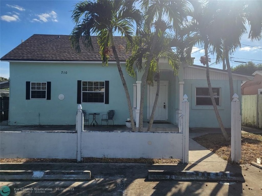 Fantastic investment opportunity!  Main house has 3 bedrooms and - Beach Home for sale in West Palm Beach, Florida on Beachhouse.com