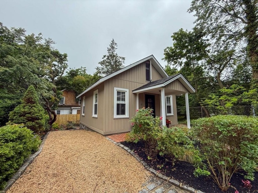 This beautifully appointed Sea Cliff bungalow offers a cozy yet - Beach Home for sale in Sea Cliff, New York on Beachhouse.com