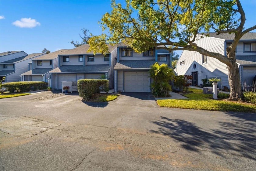 This golf course corner unit townhome in Seminole offers bright - Beach Condo for sale in Seminole, Florida on Beachhouse.com