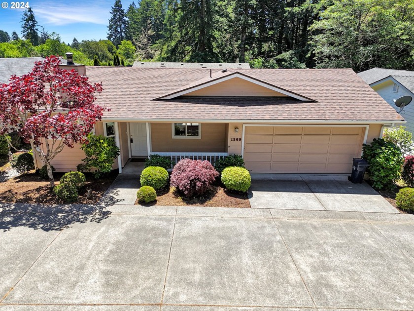 Welcome to this charming 2 bedroom, 2 bathroom home located in - Beach Home for sale in Brookings, Oregon on Beachhouse.com