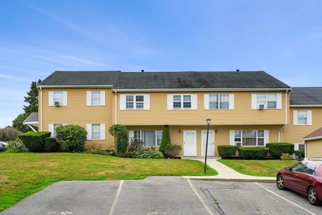 Buyer Financing Fell Through! Welcome home to this beautifully - Beach Condo for sale in Amesbury, Massachusetts on Beachhouse.com