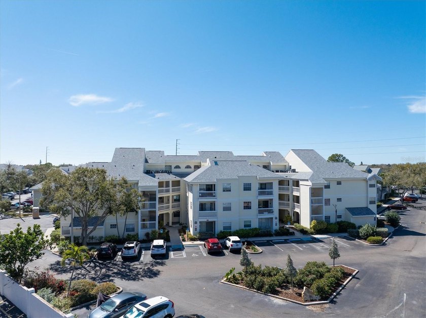 Great 2/2 corner unit condo with vaulted ceilings in a prime - Beach Condo for sale in St. Petersburg, Florida on Beachhouse.com