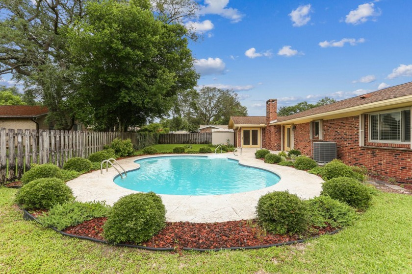 Lovely pool home in Kenwood!  This home has been well maintained - Beach Home for sale in Fort Walton Beach, Florida on Beachhouse.com