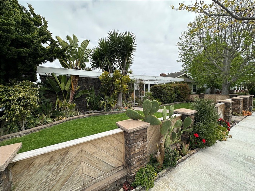 Welcome to 1824 Park St,a nicely remodeled mid-century modern - Beach Home for sale in Huntington Beach, California on Beachhouse.com