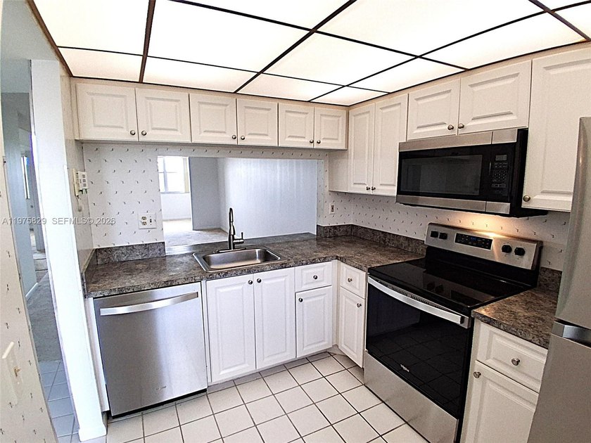 CHARMING 2 bed/ 2 bath, 3RD FLOOR LAKE FRONT CONDO located in - Beach Condo for sale in Sunrise, Florida on Beachhouse.com